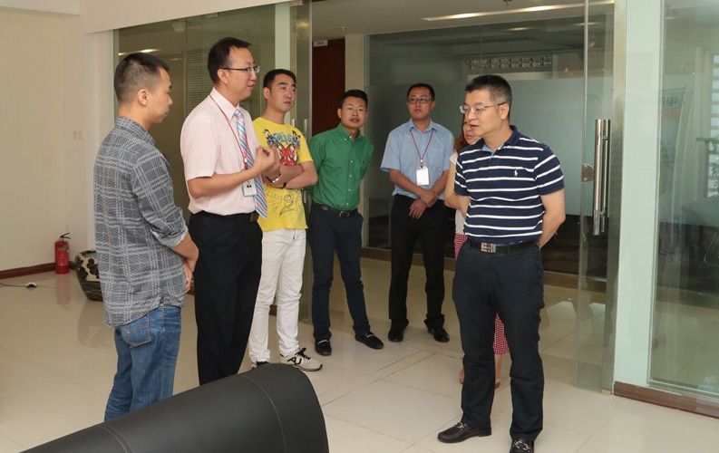 重慶市渝北區(qū)人民政府相關(guān)領(lǐng)導(dǎo)蒞臨云南天度集團(tuán)考察，雙方將于近日簽訂投資合同，天度集團(tuán)將在重慶投資設(shè)立控股子公司-重慶天度網(wǎng)絡(luò)信息技術(shù)有限公司，并建立200人規(guī)模的專(zhuān)業(yè)技術(shù)研發(fā)基地，此后將大大增強(qiáng)天度技術(shù)研發(fā)實(shí)力和公司綜合優(yōu)勢(shì)